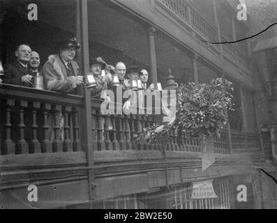 Antica usanza di 'tostare la garland della birra chiara' osservata a Londra. La vecchia usanza di 'tostatura della garland di ale' è stata riproposta al George Inn, Borough High Street, famoso per la sua associazione di Dickens, la 'garland di ale', costituita da un bouquet enorme apposto alla fine di una bistecca di ale, è stato riacceso, E ale conners della Città di Londra, per i quali nei tempi antichi. La visualizzazione della ghirlanda avrebbe significato che i loro servizi erano richiesti per testare una nuova birra, assistito indossando i loro accappatoi. Si stanno facendo sforzi per rilanciare l'uso della ghirlanda da parte degli albergatori in occasione di festival. Ma t Foto Stock