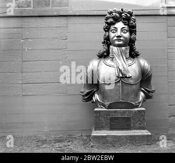 Figura testa da H.M.S Benbow. Figura maschile, sei piedi piedi e tre pollici (6' 3). Lanciato nel 1813 e convertito in un hulk di carbone nel 1859. Fotografato nella passeggiata dell'Ammiraglio, Chatham, Kent. Foto Stock