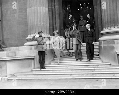 Guerra, 1939. Il Re e la Regina partono dopo la loro visita alla Casa del Canada. 18 settembre 1939 Giorgio VI (Albert Frederick Arthur George) governante britannico; re di Gran Bretagna 1936-1952; Elisabetta Angela Marguerite Bowes-Lyon (la Regina Madre, la Regina mamma) regina britannica; moglie di Giorgio VI 1923; madre di Elisabetta II; eponimo delle navi Regina Elisabetta e Regina Elisabetta 2  1900-2002 Foto Stock