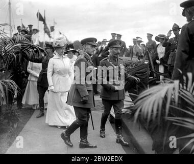 Le visite reali a Military Sports e Fete ad Aldershot. Il Re e la Regina sono condotti al Royal Stand dal Generale Sir Archibald Hunter. 25 agosto 1917 Giorgio V e la Regina Maria Foto Stock