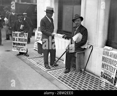 Caratteri e tipi di Londra. I venditori di giornali (Charles Chaplin come cliente). 18 settembre 1931 Foto Stock