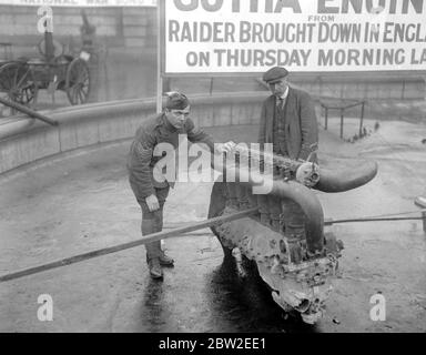 Il motore di uno dei gotha che razziò londra il 6 dicembre 1917. In mostra in Trafalgar Square. 8 dicembre 1917 Foto Stock