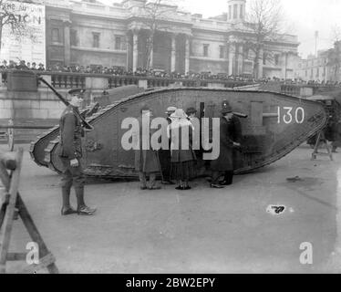 Serbatoio in Trafalgar Square. 24 novembre 1917 Foto Stock