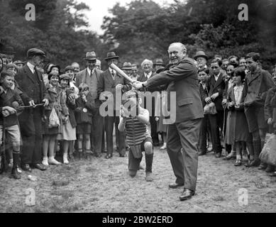 Sir Kingsley Wood (Ministro della Salute) prova la sua mano al gioco di palla al Frest Air Fund's outing in Epping Forest. 17 giugno 1937 Foto Stock