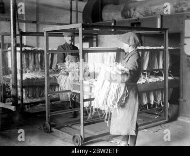 Cappello di Panama che fa a i signori I. cambi a Boreham Wood, Elstree. 1922 Foto Stock