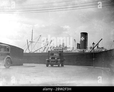 Camion Bedford presso i London Docks. 29 settembre 1934 Foto Stock