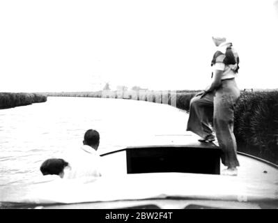 Un pilone visto dalla barca sul Broads, Norfolk. 1933 Foto Stock