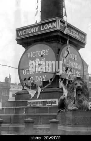 Dopo le celebrazioni della pace. I poster danneggiati in Trafalgar Square. 2 luglio 1919 Foto Stock