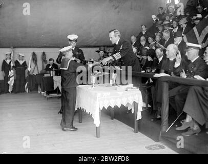 L'ammiraglio Sir Frederick Charles Doveton Sturdee, 1° Baronet presenta il Premio della banda, un violino, a A. Miles, sulla nave traning Exmouth. 16 giugno 1920 Foto Stock