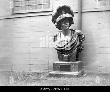 Figura testa da H.M.S Fortitude, 1807. Busto femminile 6' 4 (sei piedi piedi e quattro pollici) in Admiral's Walk Fortitude è stato utilizzato come un hulk condannato nella medway nel 1843. Foto Stock