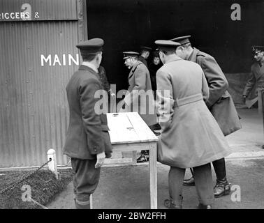 Il Re e la Regina visitano la Stazione aerea. Dove il principe Alberto è un ufficiale. (A Cranwell) 11 aprile 1918 Foto Stock