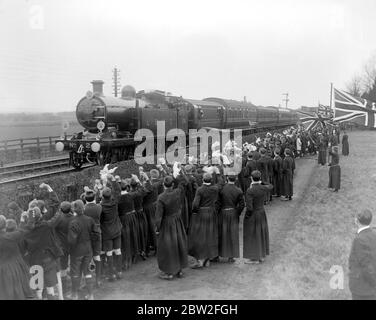 Il Principe del Galles parte per l'Australia. I ragazzi Bluecoat salutano il treno del Principe a Horsham. 17 marzo 1920 Foto Stock