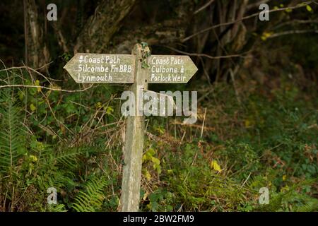 Un cartello sul Lynmouth per Porlock Weir Coast Path vicino a Curbone nel Parco Nazionale di Exmoor, Somerset, Inghilterra. Foto Stock