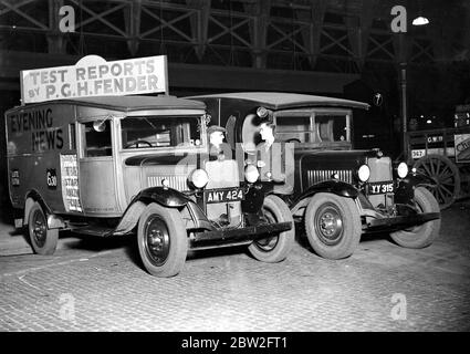 Notizie serali in pulmino Bedford alla stazione di Paddington, Londra. 1934 Foto Stock