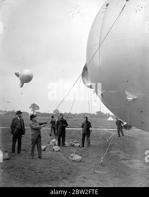 Barrage a pallone a Kidbrooke. Visita di Sir Kingsley Wood. Foto Stock