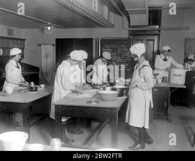 Scuola di proseguimento Selfridge. La lezione di cucina. 27 febbraio 1920 Foto Stock