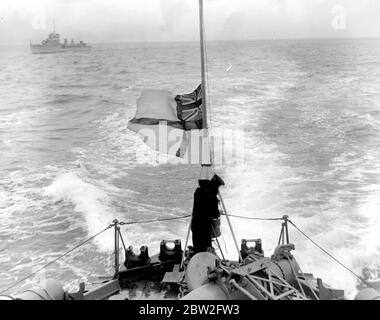 Home venire di soldati sconosciuti su H.M.S. Salutare i morti. Dopo che un saluto di 19 armi è stato sparato dal castello di dover, ha legato in su al molo di Ammiralty dove il generale Sir John Longley ha supervisionato i sei ufficiali di alto grado dai tre servizi Armed per portare a terra la bara. Spettacoli fotografici, casa venuta di soldati sconosciuti su H.M.S. Verdun è sulla strada per l'Inghilterra con HMS Vendetta come una delle sei scorte. 11 novembre 1920 Foto Stock