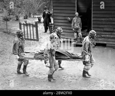 Attacco di gas da aria. Le famose grotte di Chislehurst formarono il luogo d'azione per un processo del Kent, distaccamento di aiuti volontari. Croce Rossa Britannica di precauzioni aggiornate in caso di attacco di gas dall'aria. 9 aprile 1935 Foto Stock