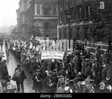Marcia delle donne attraverso Londra. 1914 Foto Stock