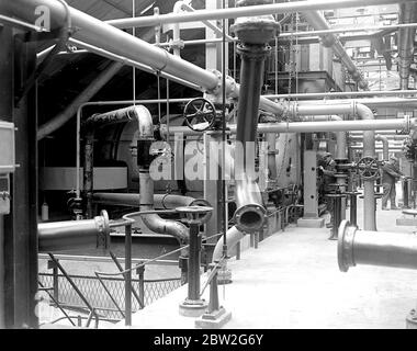 Fabbrica di Cordite della Marina reale a Holton Heath. Parte dell'enromous macchinario creato per la produzione di acetone da batteri - questo processo è stato sulle scoperte della guerra. 26 marzo 1919 Foto Stock