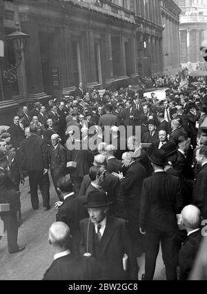 Crisi di guerra, 1939. La scena al di fuori della Borsa. 5 settembre 1939 Foto Stock