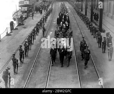 Home venire di soldati sconosciuti su H.M.S. Dopo che un saluto di 19 armi è stato sparato dal castello di dover, ha legato in su al molo di Ammiralty dove il generale Sir John Longley ha supervisionato i sei ufficiali di alto grado dai tre servizi Armed per portare a terra la bara. Spettacoli fotografici, casa venuta di soldati sconosciuti sul Molo dell'Ammiragliato a dover. 11 novembre 1920 11 novembre 1920 Foto Stock