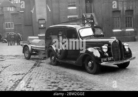 Dimostrazione dei servizi antincendio ausiliari. Sede centrale di Southwark. I territori della Brigata dei vigili del fuoco di Londra. 20 agosto 1938 Foto Stock