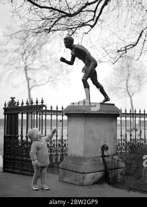 Londra. Ercolano uno dei due lottatori all'ingresso dei giardini di Embankment. 24 febbraio 1928 Foto Stock