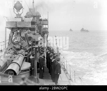 Home venire di soldati sconosciuti su H.M.S. Verdun sulla strada casa in Inghilterra. Salutare i morti. Dopo che un saluto di 19 armi è stato sparato dal castello di dover, ha legato in su al molo di Ammiralty dove il generale Sir John Longley ha supervisionato i sei ufficiali di alto grado dai tre servizi Armed per portare a terra la bara. Spettacoli fotografici, casa venuta di soldati sconosciuti su H.M.S. Verdun sulla strada casa in Inghilterra. 11 novembre 1920 Foto Stock