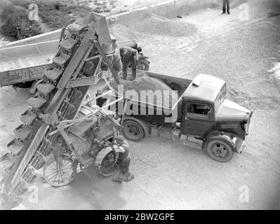 Autocarro Bedford da 3 tonnellate caricato da un caricatore trasportatore presso la fossa grigia Sand & Gravel Co Ltd a Sidcup, Kent. 1934 Foto Stock