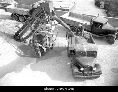 Autocarro Bedford da 3 tonnellate caricato da un caricatore trasportatore presso la fossa grigia Sand & Gravel Co Ltd a Sidcup, Kent. 1934 Foto Stock