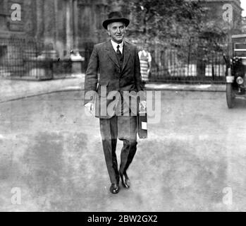 Arrivando a Downing Street. Sir John Simon. 25 settembre 1934 Simon, John Allsebrook, amministratore e politico britannico del Visconte; segretario degli esteri britannico 1931-1935; pubblicato il rapporto Simon  1873-1951 Foto Stock