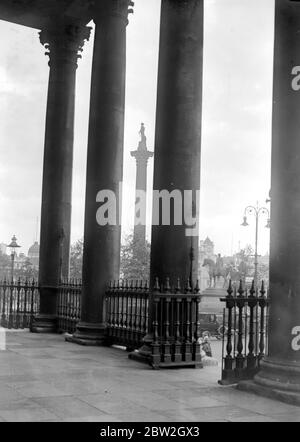 Una vista navale della colonna di Nelson vista dal Portico di San Martino-in-the-Fields. 4 settembre 1922 Foto Stock