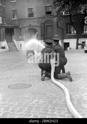 Dimostrazione dei servizi antincendio ausiliari. Sede centrale di Southwark. Pratica dei tubi flessibili. 1938 Foto Stock