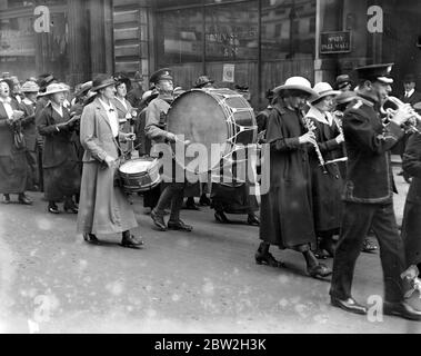 Processione di preghiera e di intercessione. Donne nella band. 27 maggio 1916 Foto Stock