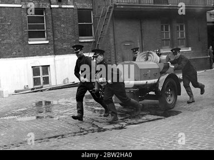 Dimostrazione dei servizi antincendio ausiliari. Sede centrale di Southwark. 1938 Foto Stock