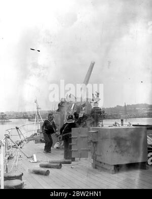 Chatham Navy Week. Armi anti-aerei su H.M.S. Arricciatura. 29 luglio 1938 Foto Stock