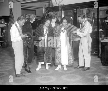 Hawaiani a Londra. Shopping hawaiano a selfridge's. 14 gennaio 1921 Foto Stock