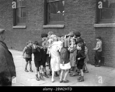 I bambini si divertano a guardare uno spettacolo di punch & Judy. 1933 Foto Stock