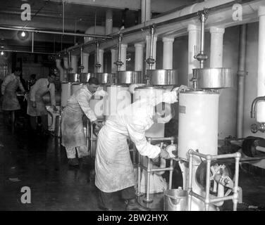 Fare mattoni di ghiaccio a Cadby Hall. Una batteria di congelatori 1922 Foto Stock