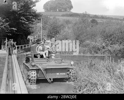 Serbatoio con Vickers Medium Mark i su manoevres, in Andover, zona Winchester. 21 agosto 1935 Foto Stock