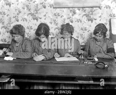Le donne del corpo territoriale di segnalazione che imparano senza fili all'università senza fili di Londra orientale le donne al lavoro alle macchine trasmittenti. 1914-1918 Foto Stock