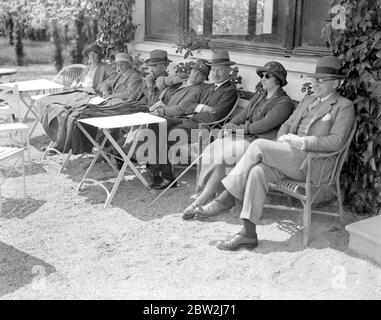 A Aix-Les-Bains, il signor Bonar Law con il signor e la signora Rudyard Kipling. 31 ottobre 1923 Foto Stock