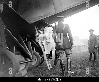 Il Re e la Regina visitano la stazione aerea dove il Principe Alberto è un ufficiale - a Cranwell, Surrey . Il Re che si arrampica su una Handley Page. 11 aprile 1918 Foto Stock