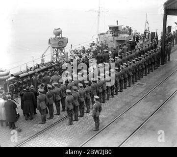 Home venire di soldati sconosciuti su H.M.S. Verdun sulla strada casa in Inghilterra. Salutando i morti per avvicinarsi a dover un saluto da 19 cannoni fu licenziato dal Castello di dover, si legò al Molo dell'Ammiragliato dove il Generale Sir John Longley supervisionò i sei ufficiali di alto rango dei tre servizi Armed per portare a terra la bara. Spettacoli fotografici, casa venuta di soldati sconosciuti su H.M.S. Verdun sulla strada casa in Inghilterra con i fiori che coprono il suo ponte anteriore. 11 novembre 1920 Foto Stock