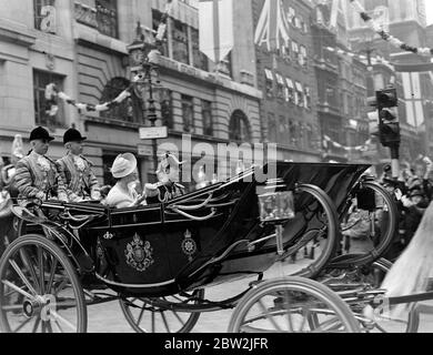 Il giro reale del Canada e degli Stati Uniti da re George VI e dalla regina Elisabetta, 1939 re e regina hanno celebrato il primo giorno del loro ritorno partecipando ad un pranzo ufficiale alla Guildhall , Londra , Gran Bretagna . La foto mostra la processione reale sulla strada per la Guildhall . Foto Stock