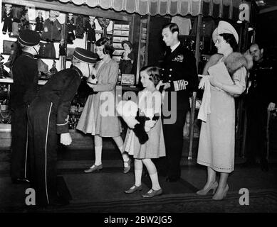 Re George VI e la regina Elisabetta in Canada tour 1939 . Il re e la regina e le principesse sul liner Express della Gran Bretagna come uno dei page-boys inchino dopo aver presentato panda giganti , che erano stati sottoscritti dall'equipaggio alla principessa Margaret. Foto Stock