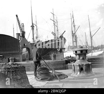 Windjammers al Regent Canal Dock, Londra. 1934 Foto Stock