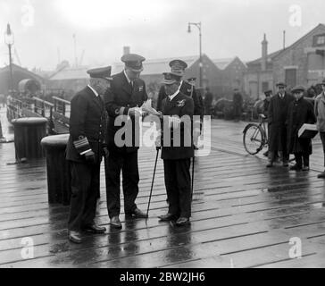 Lord Jellicoe lascia Portsmouth sulla Nuova Zelanda per il suo tour in India e i domini. Parlando con Commodore asciugatrice e Capt. Paymaster parte. 20 febbraio 1919 Foto Stock