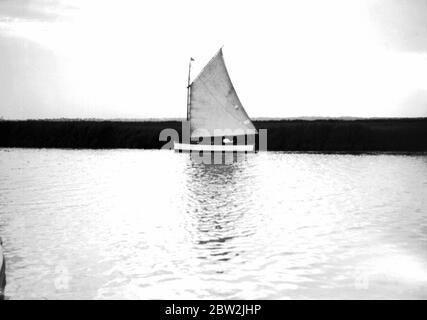 Yacht on the Broads, Norfolk. 1933 Foto Stock